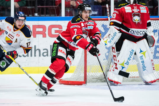 Malmö Redhawks Nils Andersson jagas av Djurgårdens Henrik