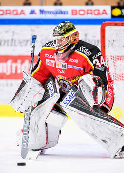 Luleås målvakt Joel Lassinatti på uppvärmningen