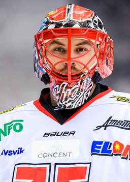 Örebros målvakt Julius Hudacek på uppvärmningen