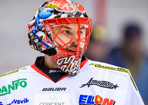 Örebros målvakt Julius Hudacek på uppvärmningen