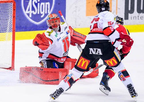 Örebros målvakt Julius Hudacek räddar ett skott