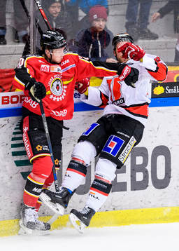 Luleås Gustav Rydahl tacklar Örebros Joakim Andersson
