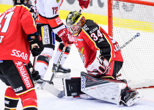 Luleås målvakt Joel Lassinatti räddar ett skott