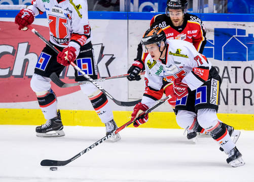 Örebros Daniel Viksten med pucken