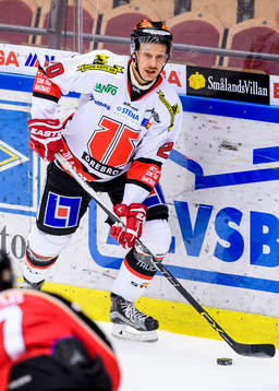 Örebros Marcus Weinstock med pucken