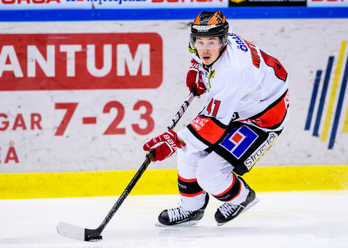 Örebros Joel Mustonen med pucken