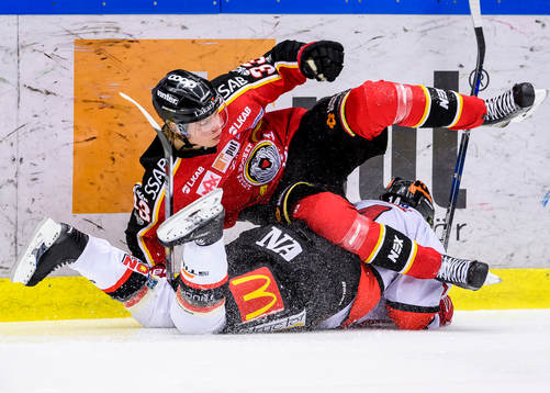 Luleås Christopher Mastomäki tacklar Örebros Tom Wandell