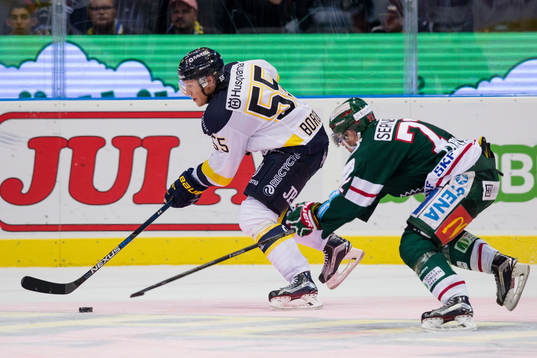 s Andreas Borgman före Frölundas Patrik Carlsson