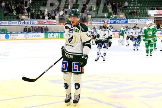 Färjestads John Persson deppar när han lämnar isen