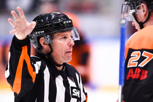 Domare Wolmer Edqvist i samtal med  Karlskronas Henrik