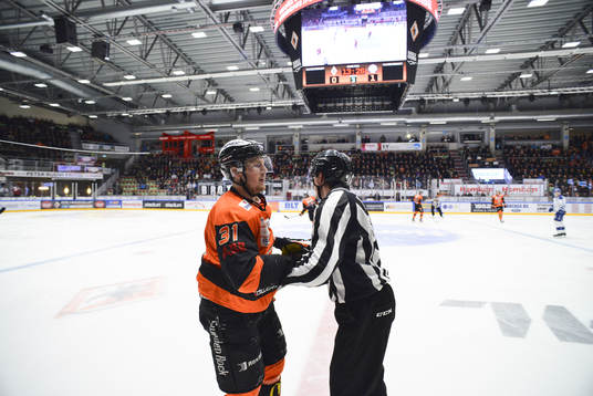 Karlskronas Marcus Paulsson leds ut av domaren
