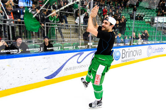 Rögles Daniel Widing ropas in på