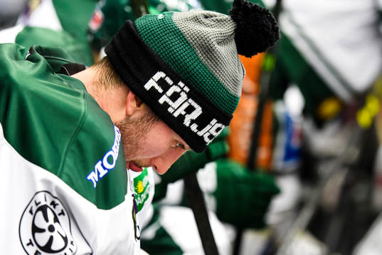 Färjestads målvakt Stefan Steen deppar i båset