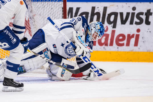 Leksands målvakt Atte Engren räddar