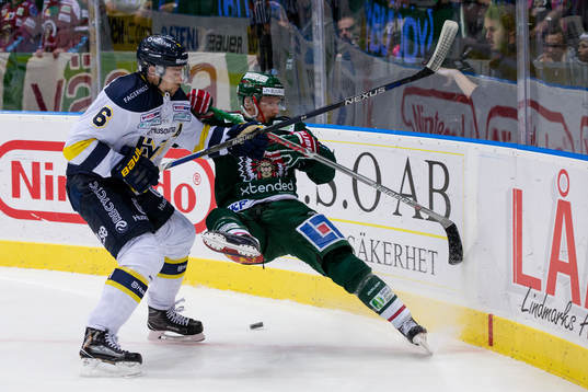 s Christoffer Persson tacklar Frölundas Simon Hjalmarsson