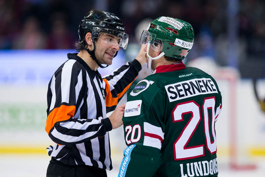 Domare Mikael Sjöqvist pratar med Frölundas Joel Lundqvist