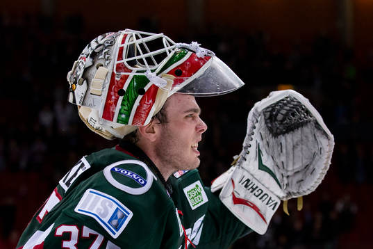 Frölundas målvakt Johan Gustafsson jublar och tackar