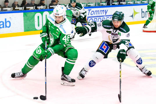 Rögles Kevin Marshall och Färjestads Tim Stapleton i kamp