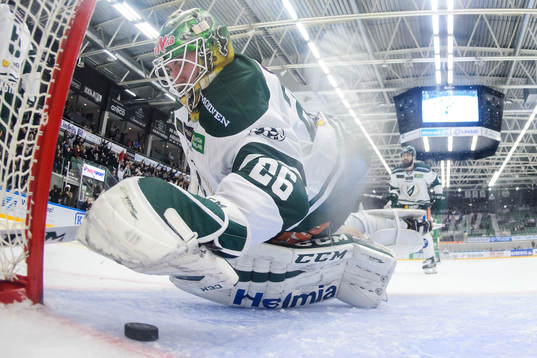 Färjestads målvakt Stefan Steen deppar