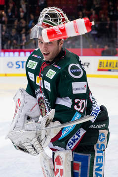 Frölundas målvakt Johan Gustafsson lyfter en vattenflaska
