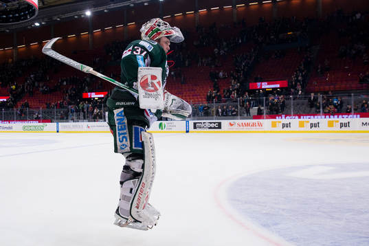 Frölundas målvakt Johan Gustafsson jublar och tackar
