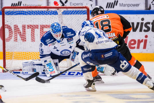 Karlskronas Emil Larsson utmanar Leksands målvakt Atte