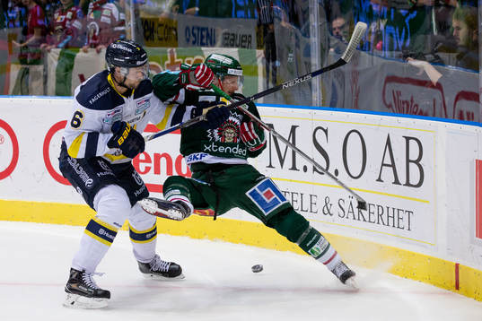 s Christoffer Persson tacklar Frölundas Simon Hjalmarsson