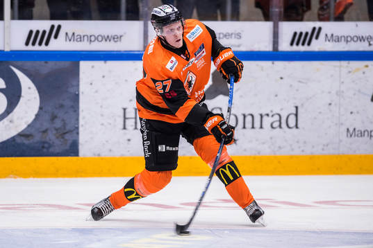 Karlskronas Henrik Nilsson skjuter