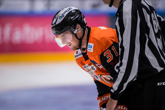 Karlskronas Marcus Paulsson leds ut av domaren