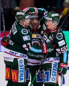 Frölundas Joel Lundqvist jublar ihop med Henrik Tömmernes