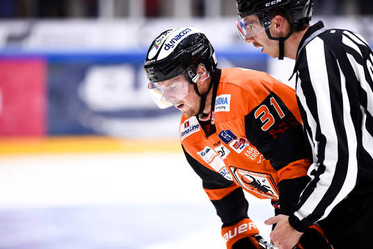 Karlskronas Marcus Paulsson får hjälp av isen
