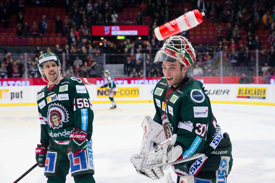Frölundas målvakt Johan Gustafsson och Jonathan Sigalet