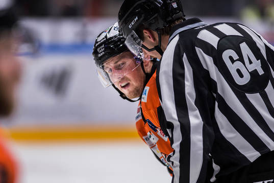Karlskronas Marcus Paulsson leds ut av domaren