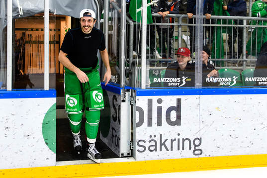 Rögles Daniel Widing ropas in på