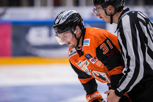 Karlskronas Marcus Paulsson leds ut av domaren