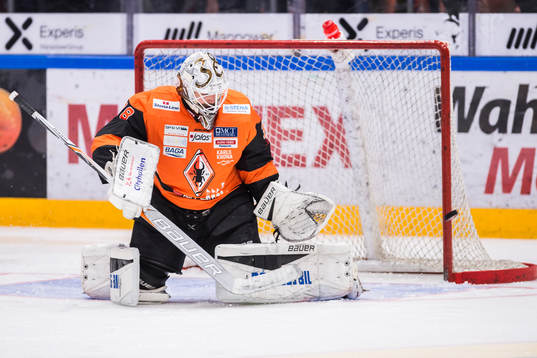 Karlskronas målvakt Johannes Jönsson  räddar