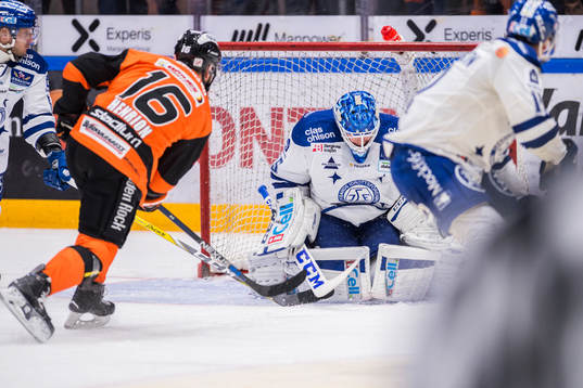 Karlskronas John Henrion skjuter på Leksands målvakt Atte