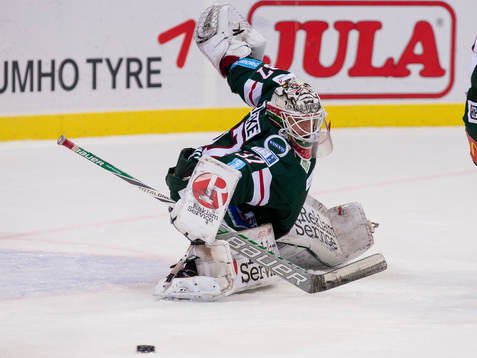 Frölundas målvakt Johan Gustafsson räddar ett skott