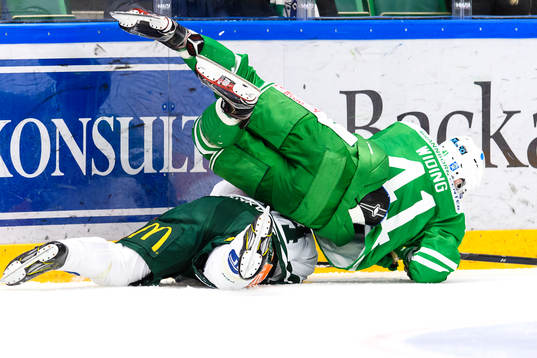 Färjestads Lukas Enqvist och Rögles Daniel Widing