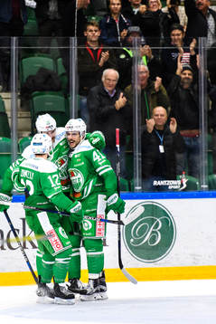 Rögles Jack Connolly och Ludvig Rensfeldt jublar med