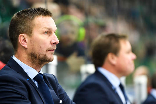 Färjestads assisterande tränare Johan Pennerborn tunder
