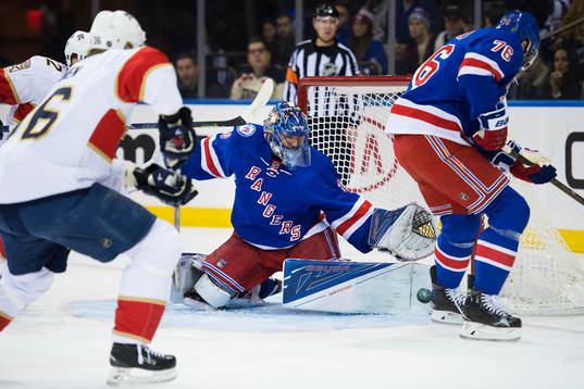 New Yorks målvakt Henrik Lundqvist räddar ett skott