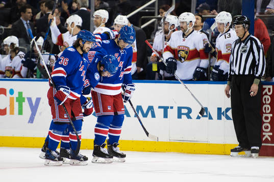 New Yorks Mats Zuccarello och Chris Kreider hjälper Mika