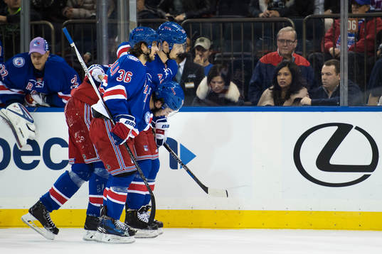 New Yorks Mats Zuccarello och Chris Kreider hjälper Mika
