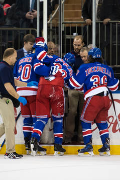 New Yorks Mats Zuccarello och Chris Kreider hjälper Mika