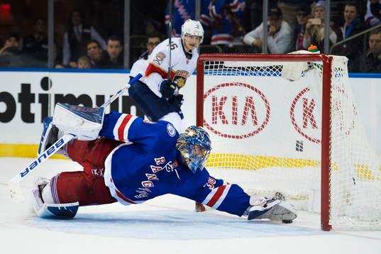 New Yorks målvakt Henrik Lundqvist släpper in det