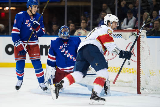 New Yorks Brady Skjei och målvakt Henrik Lundqvist deppar