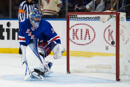 New Yorks målvakt Henrik Lundqvist släpper in ett mål i