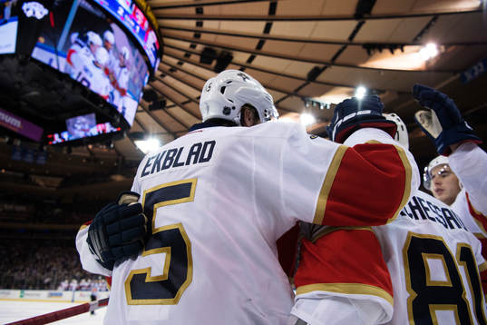 Floridas Aaron Ekblad jublar med lagkamrater