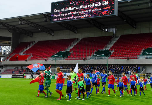 Spelarna går in på planen före fotbollsmatchen i kvalet